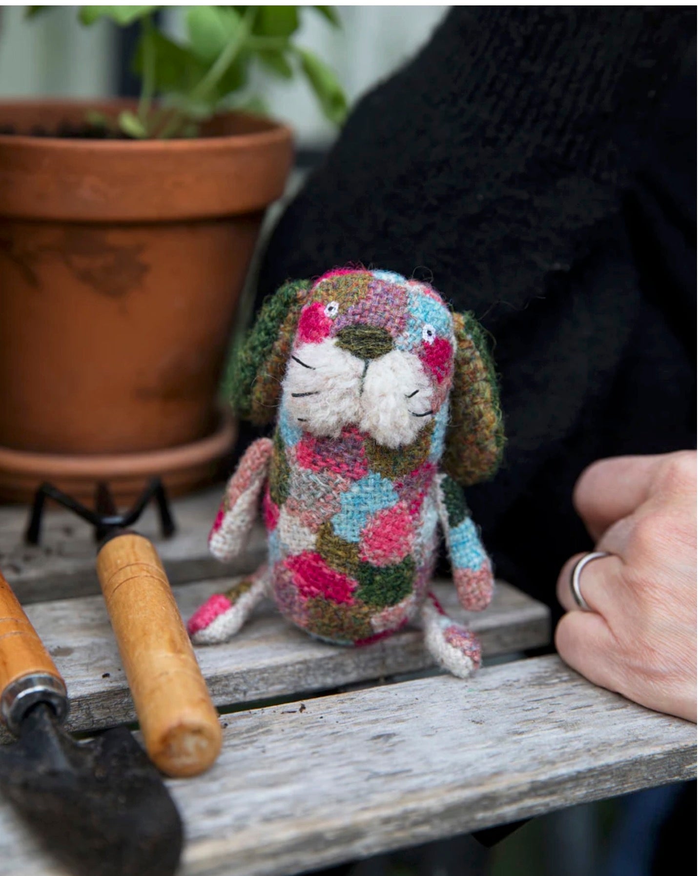 !! PRE-ORDER !! Tiny Friends: A Guide to Mosaic Embroidery