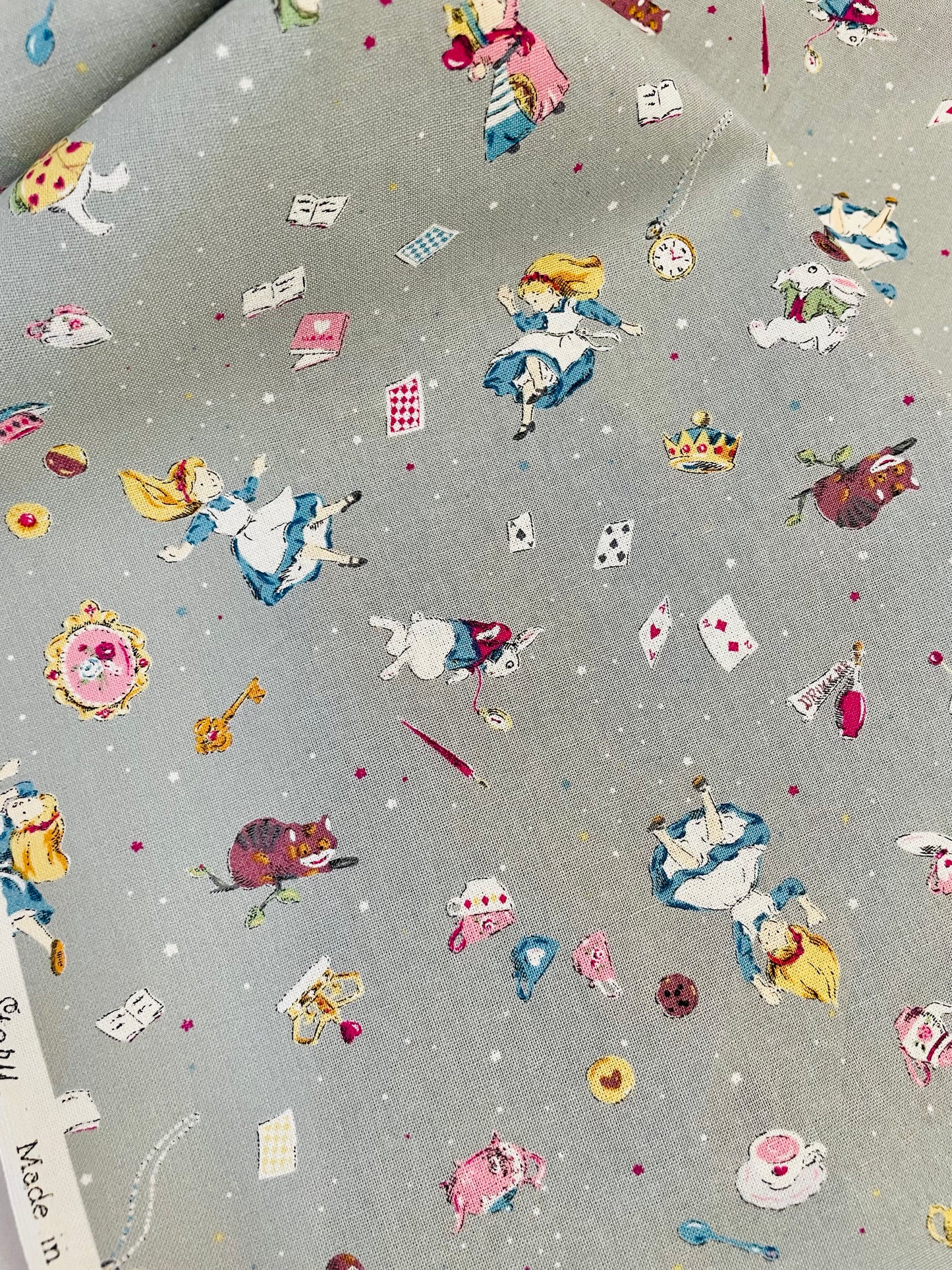 ALICE IN WONDERLAND - GRAY