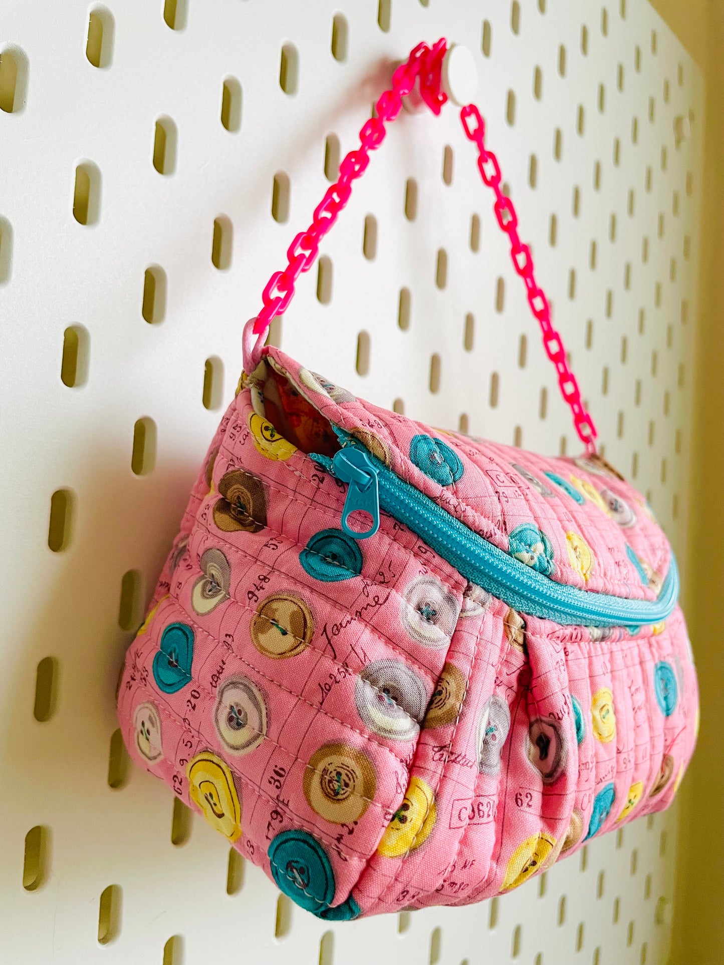 Sewing Kit -- Funky Loaf (pink)