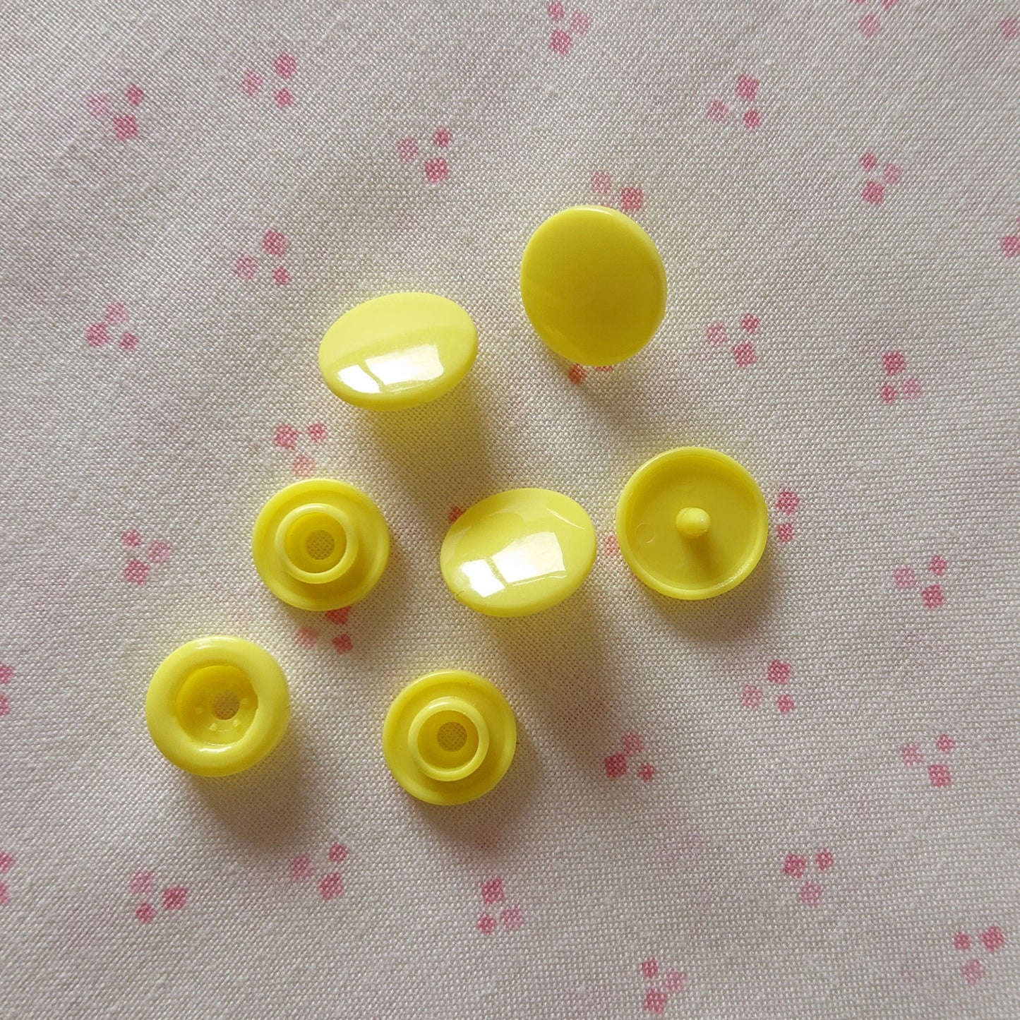 Fastening Snap -- Yellow (Glossy)