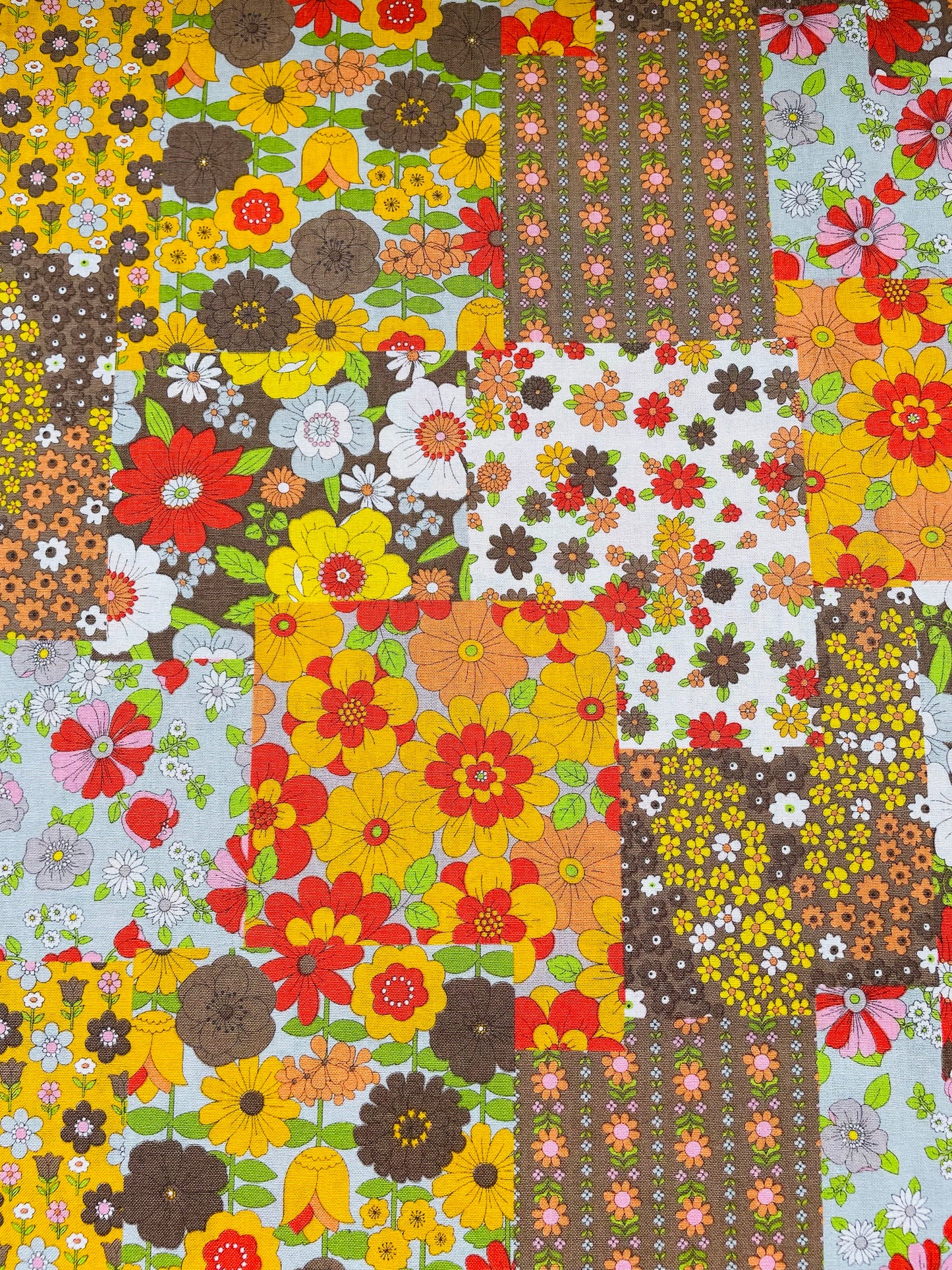 70s Design - Flower days B (brown)