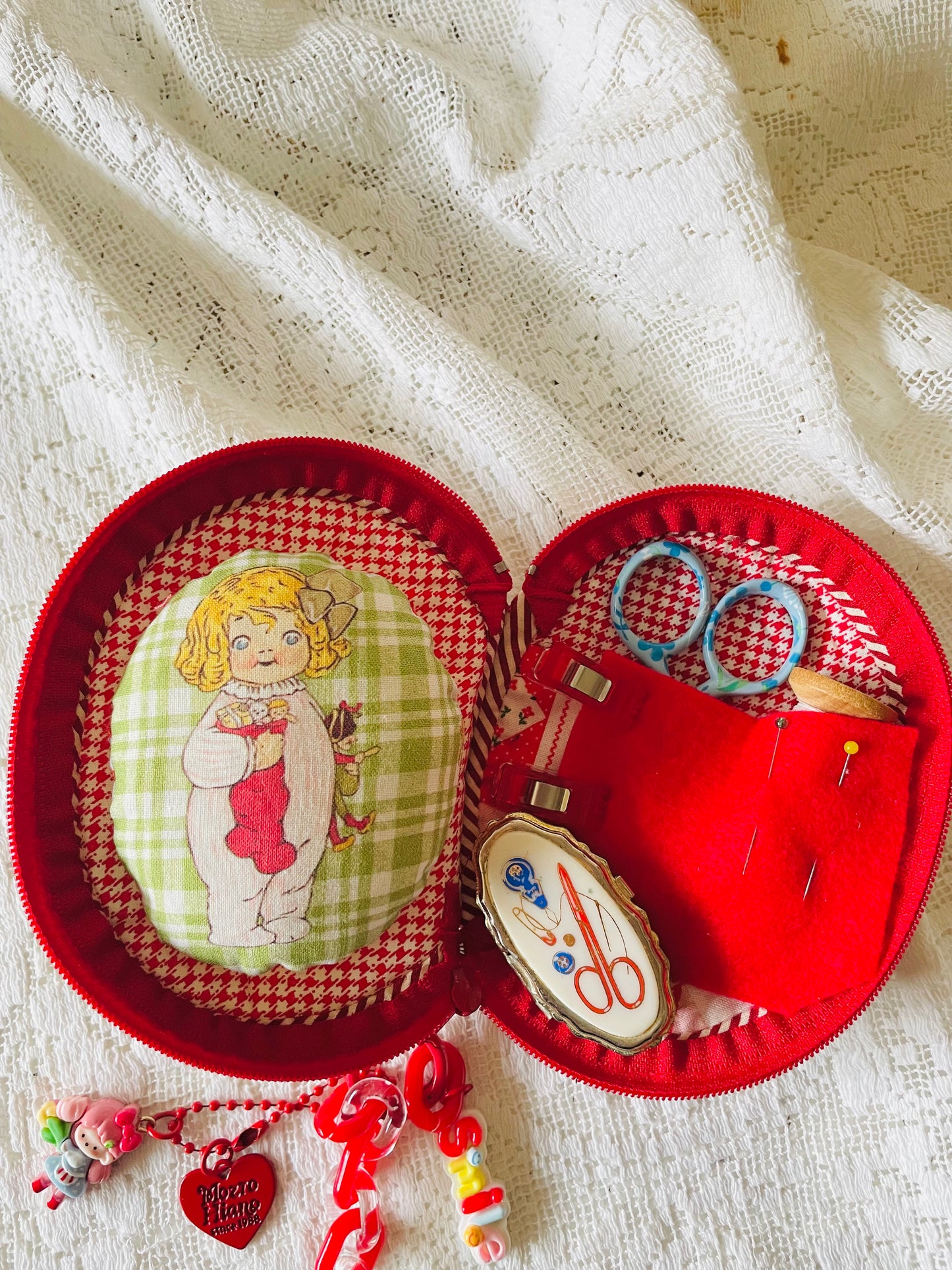 Sewing Kit -- EGG Sewing Pal - Holly Hobbie (Flower arrangement)