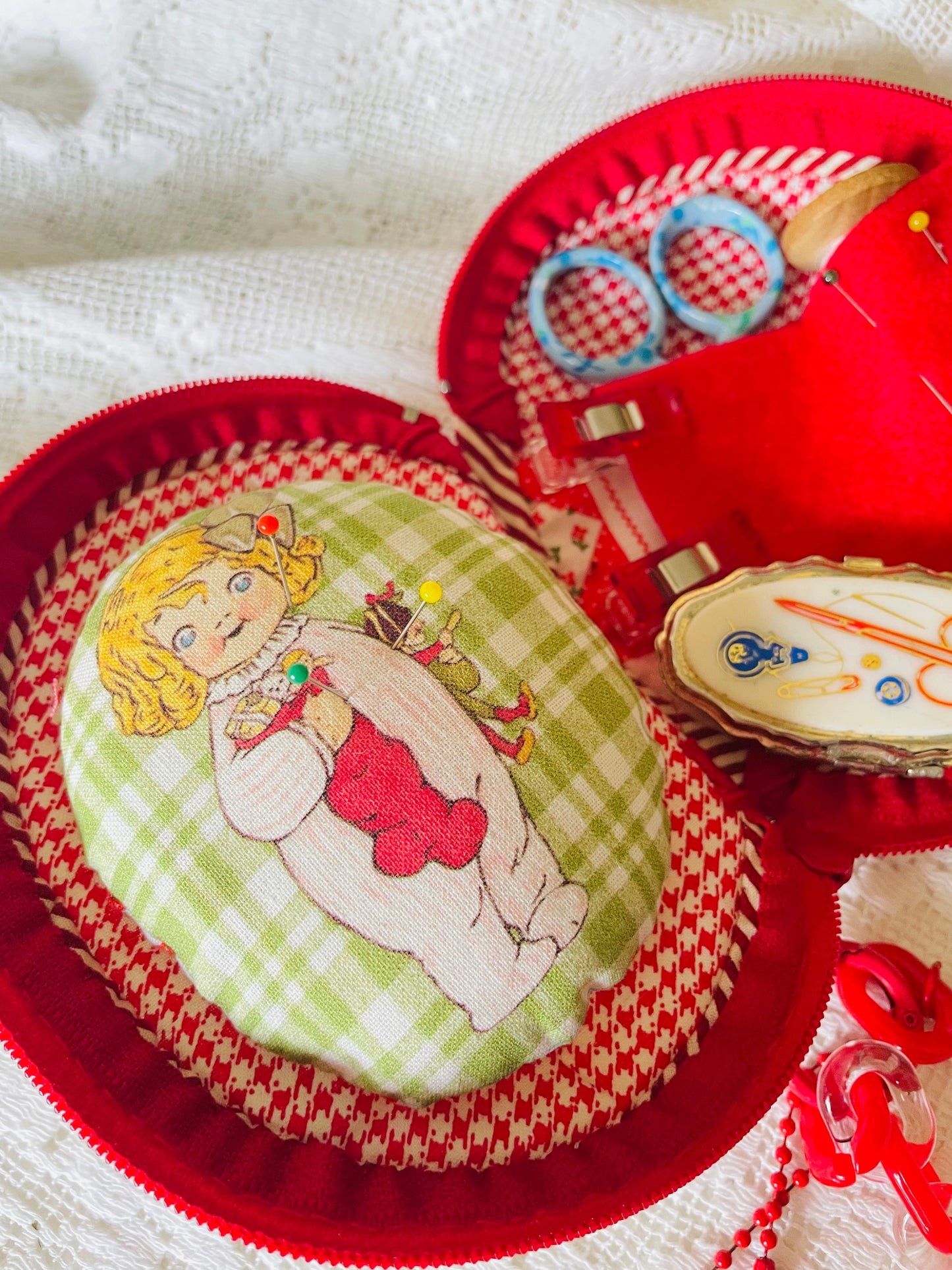 Sewing Kit -- EGG Sewing Pal - Holly Hobbie (Flower arrangement)