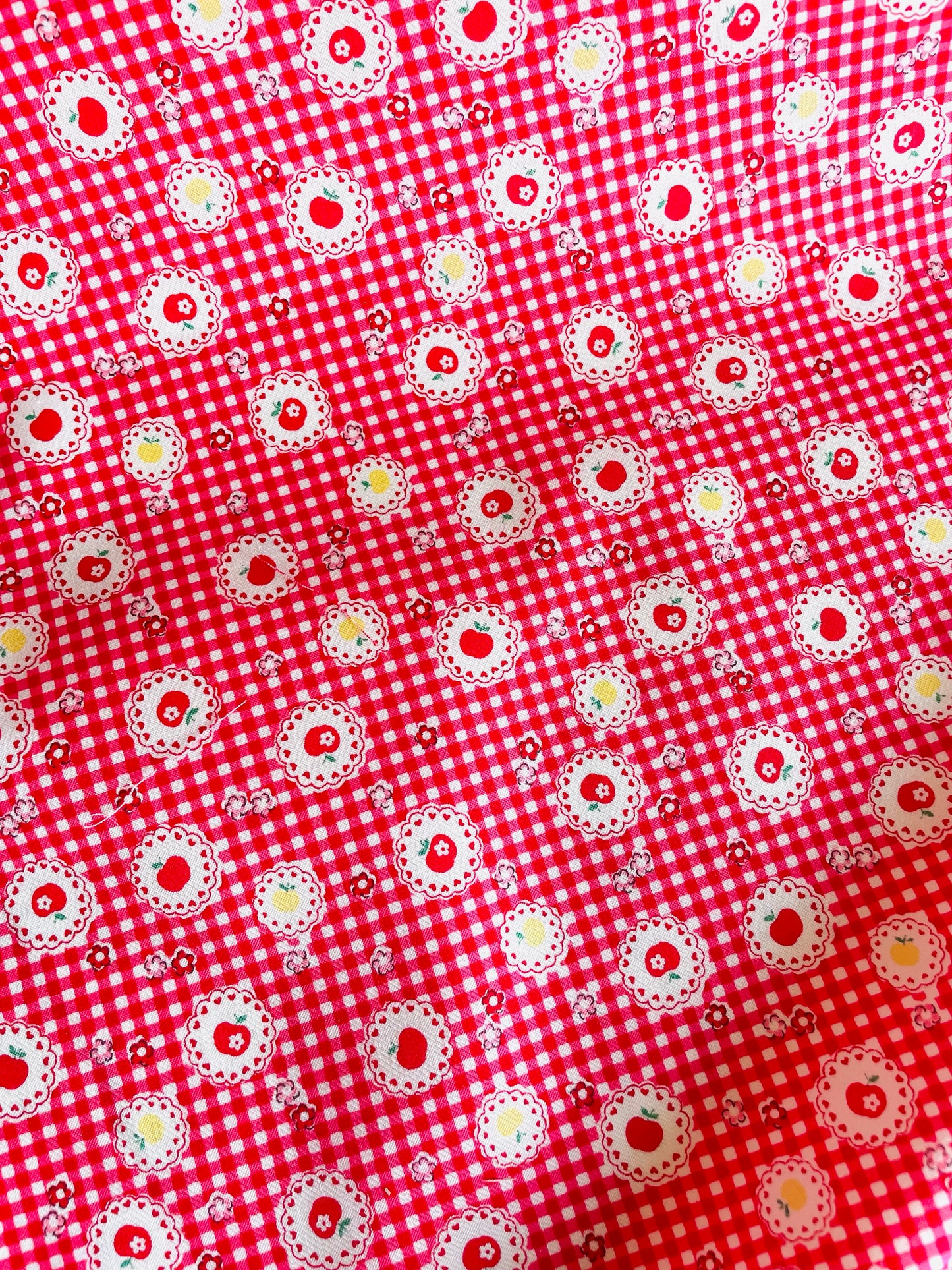 Atsuko Matsuyama - Apple Lace (red)