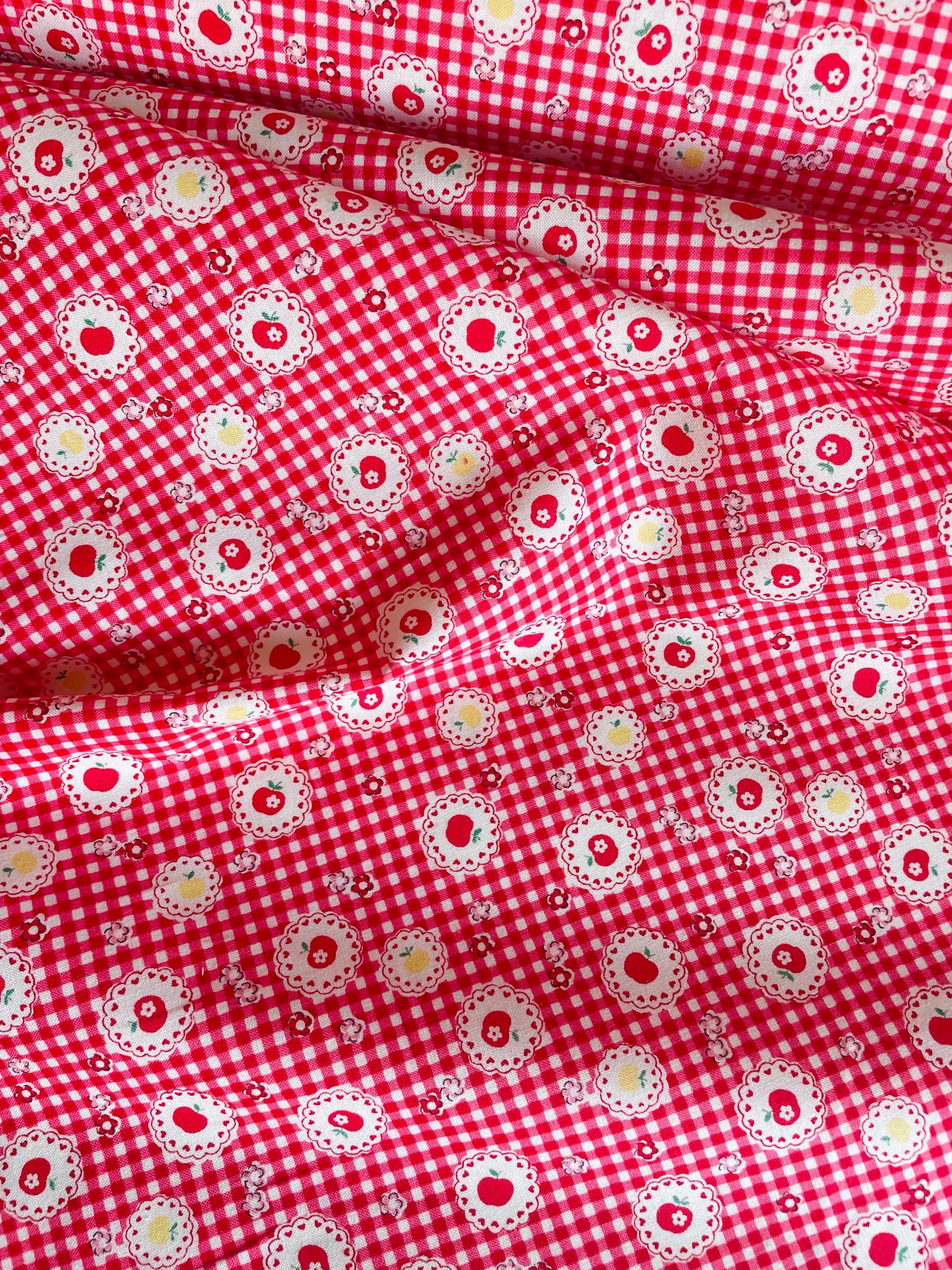 Atsuko Matsuyama - Apple Lace (red)