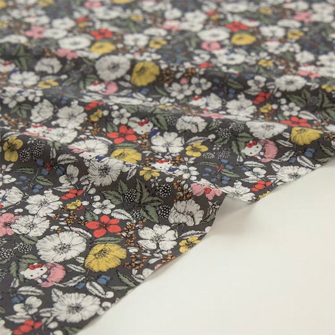 Liberty Japan - Hello Kitty - Meadow (black)