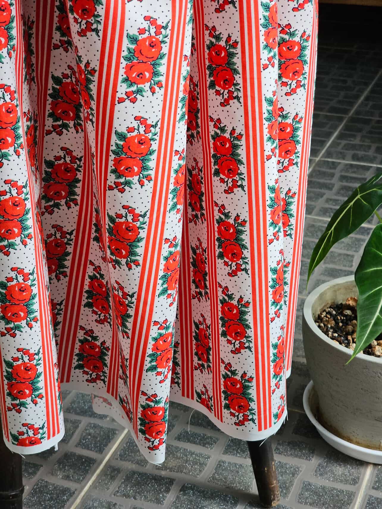 !! PRE ORDER !! Feedsack by Momnson- Floral Lace (red)