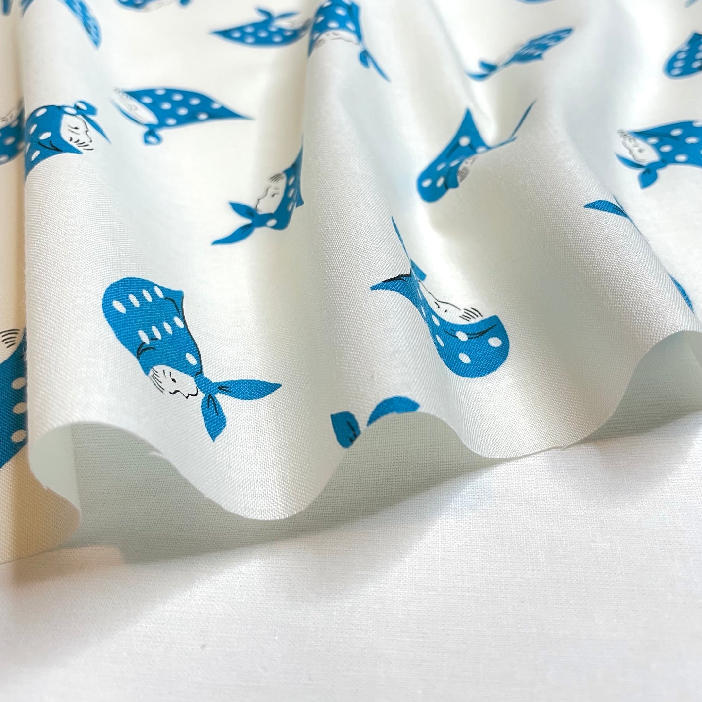 Handkerchief Girl - blue/off white
